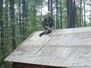 Bau eines Hauses für einen Jäger in einer Taiga