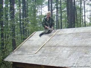 Een huis bouwen voor een jager in een taiga