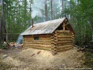 Izgradnja kuće za lovac u taigri