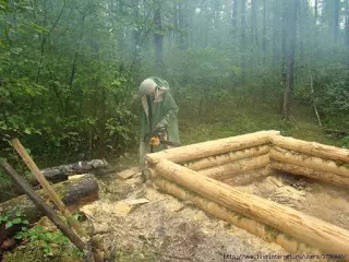 Xây dựng một ngôi nhà cho một thợ săn trong một taiga
