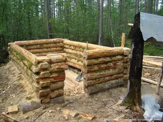 Costruire una casa per un cacciatore in una taiga