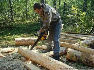 Costruire una casa per un cacciatore in una taiga