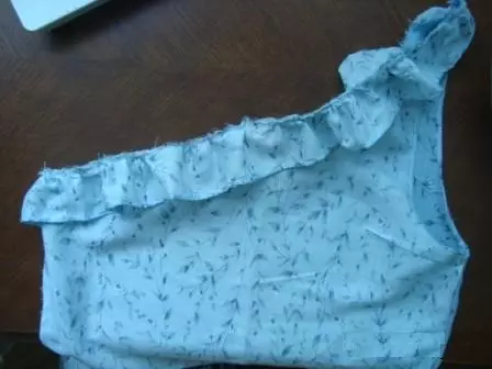 Hoe naaien je een zomerjurk op één schouder met je eigen handen: patroon en masterclass door naaien