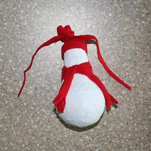 Snowman yakozwe mu matara yoroheje arabikora wenyine