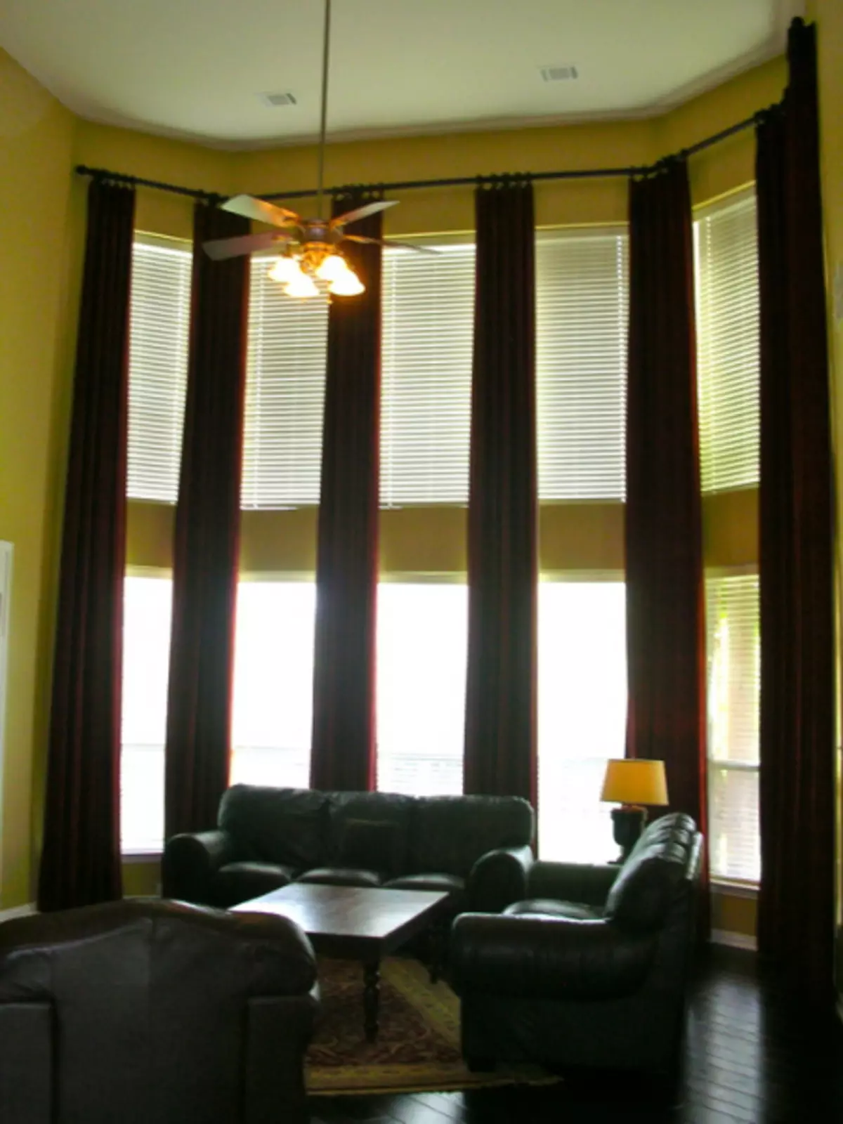 Hur man väljer gardiner till höga men smala fönster