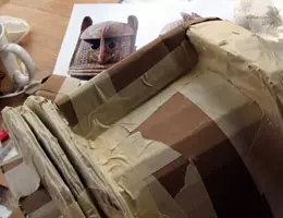 Afrikanska papier som gör masker gör det själv