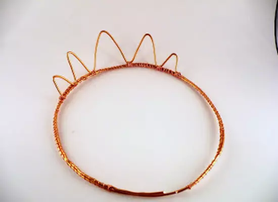 Crown of Wire ug Beads ba ang imong kaugalingon sa usa ka master nga klase