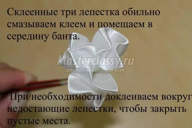 Доғи 1 сентябр бо дастҳои худ аз лентаи худ дар Kanzashi