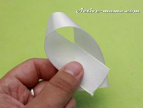 Bow ka la 1 Loetse le matsoho a hae ho tloha ribbon e tsoang Kanzashi