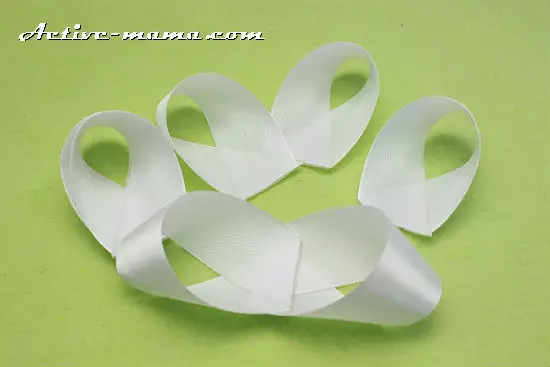 Bow noong Setyembre 1 na may sariling mga kamay mula sa Satin Ribbon sa Kanzashi