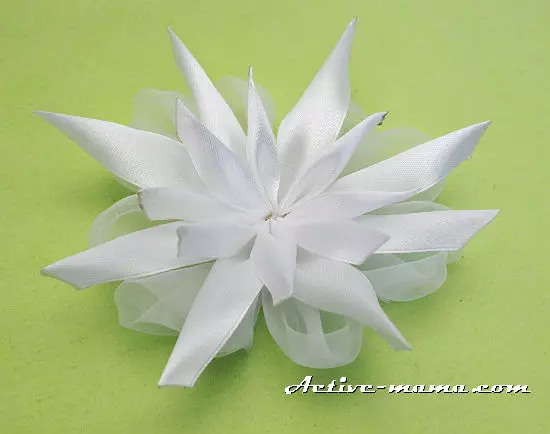 Tẹriba ni Oṣu Kẹsan 1 pẹlu ọwọ tirẹ lati Sationi tẹẹrẹ ni Kanzashi