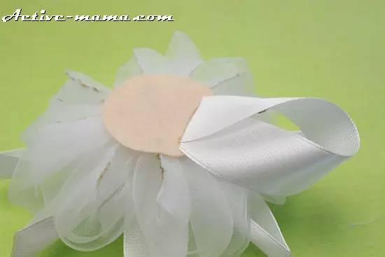 โบว์ในวันที่ 1 กันยายนด้วยมือของตัวเองจากริบบิ้นซาตินใน Kanzashi