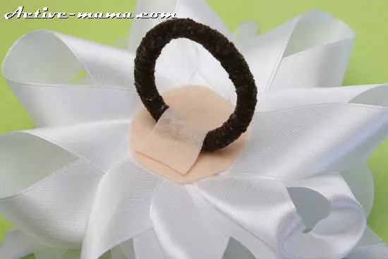 Tsipìka amin'ny 1 septambra miaraka amin'ny tanany avy amin'ny satin ribbon ao Kanzashi