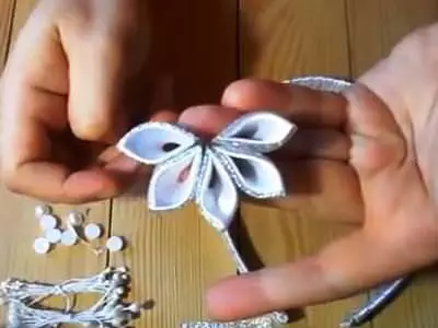 Clase mestra en Kanzashi coroa de cintas para o novo ano con fotos e video