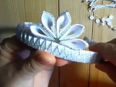 ماجستير فئة على تاج Kanzashi من أشرطة للعام الجديد مع الصور والفيديو