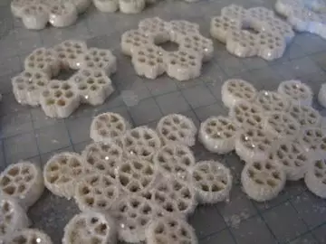 Mga snowflake gikan sa Macaroni nga gibuhat kini sa imong kaugalingon