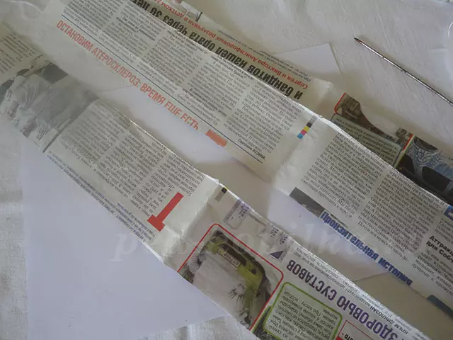 Váza pre cukríky s rukami z papiera az novinových rúrok