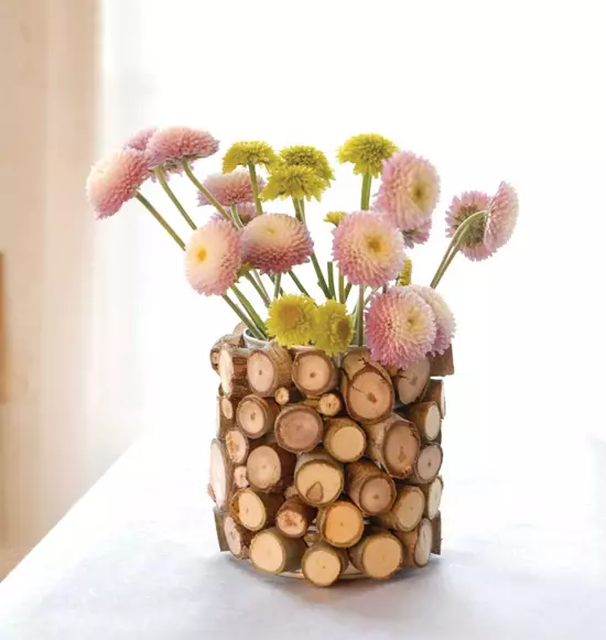 گلدان برای گل ها با دستان خود از لوله های روزنامه با عکس ها و فیلم ها