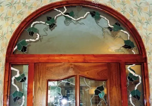Stained-burned doors: Decor gawin ito sa iyong sarili