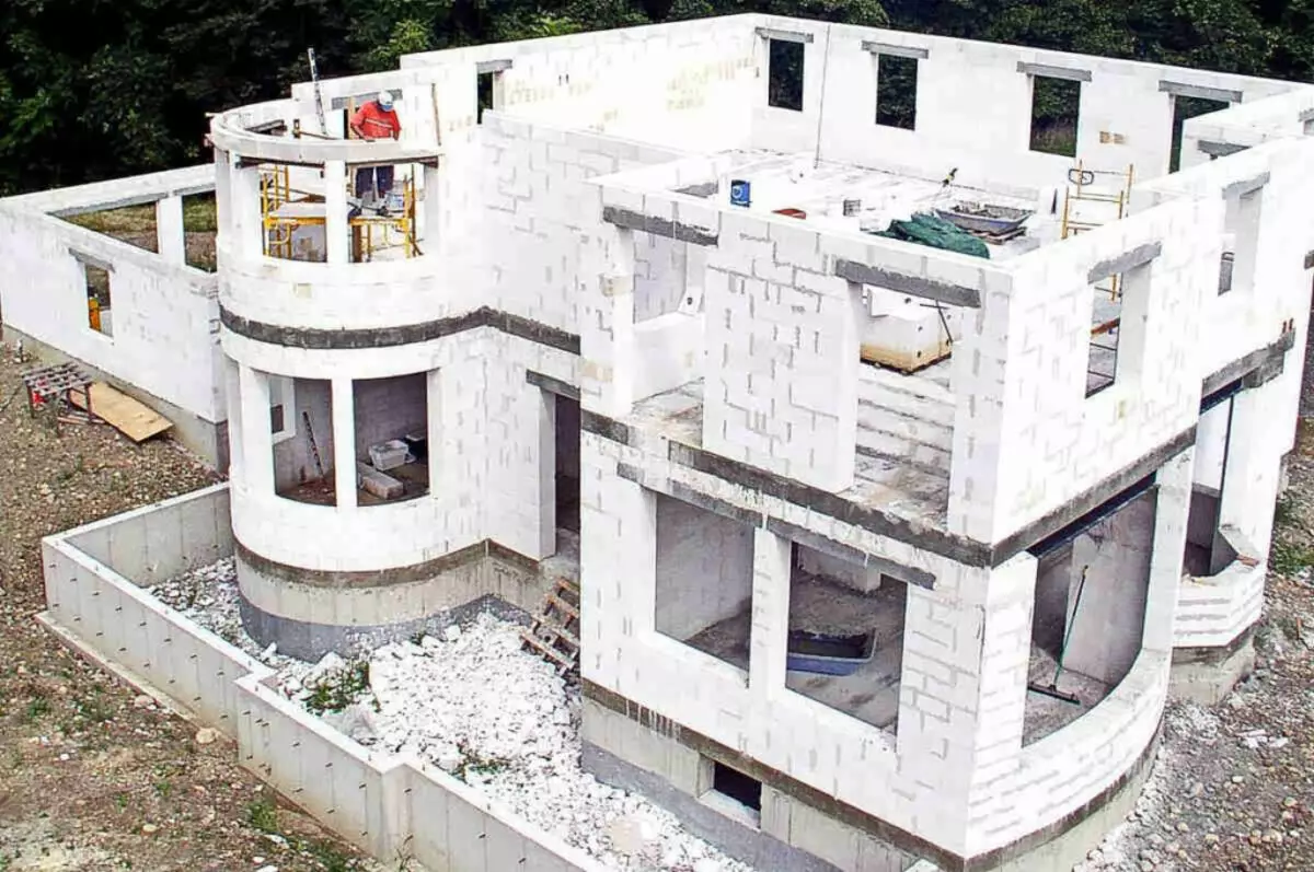 폭기 된 콘크리트에서 주택의 주요 자질과 특징