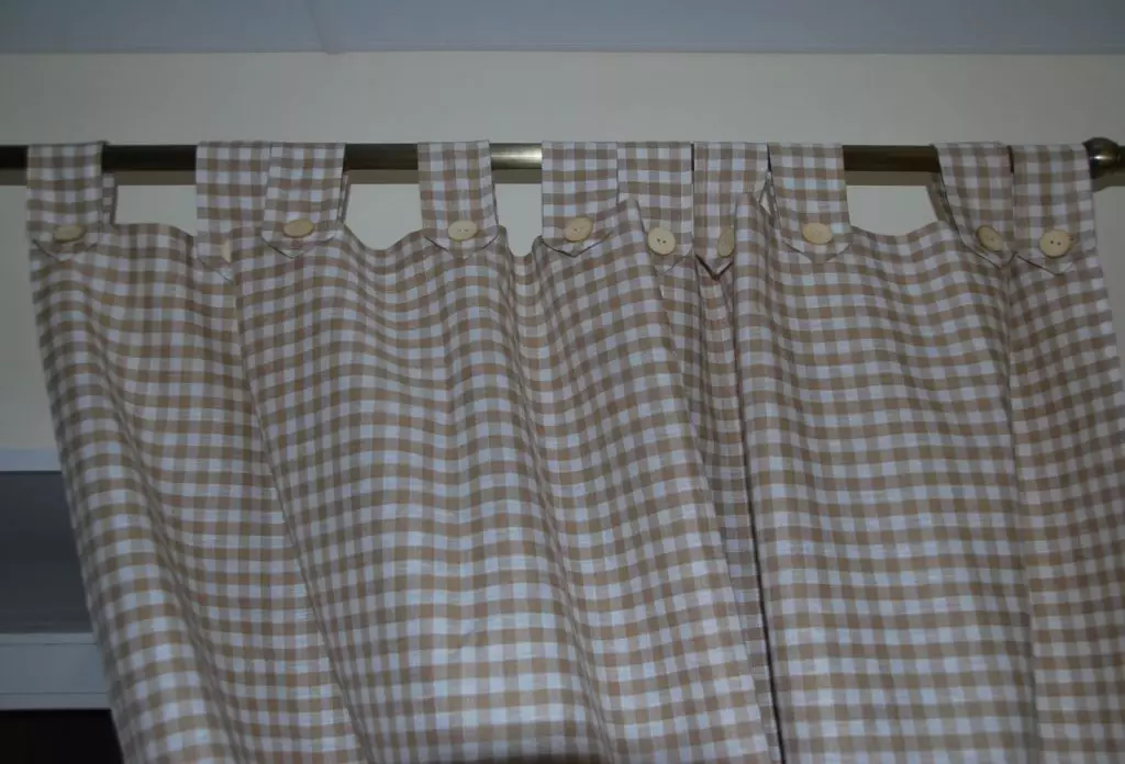 Независно прилагодување завеси во расадник: избор на ткаенина и дизајн на соба