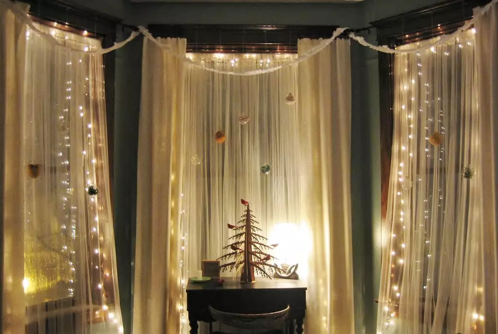 How to decorate the curtains for the new year