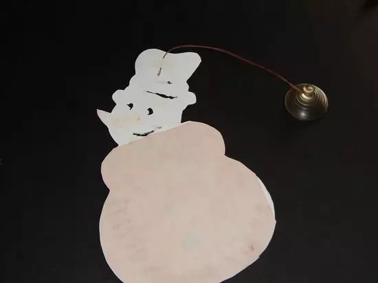 Sneeuwpop met zijn eigen handen van vriendin met foto's en video