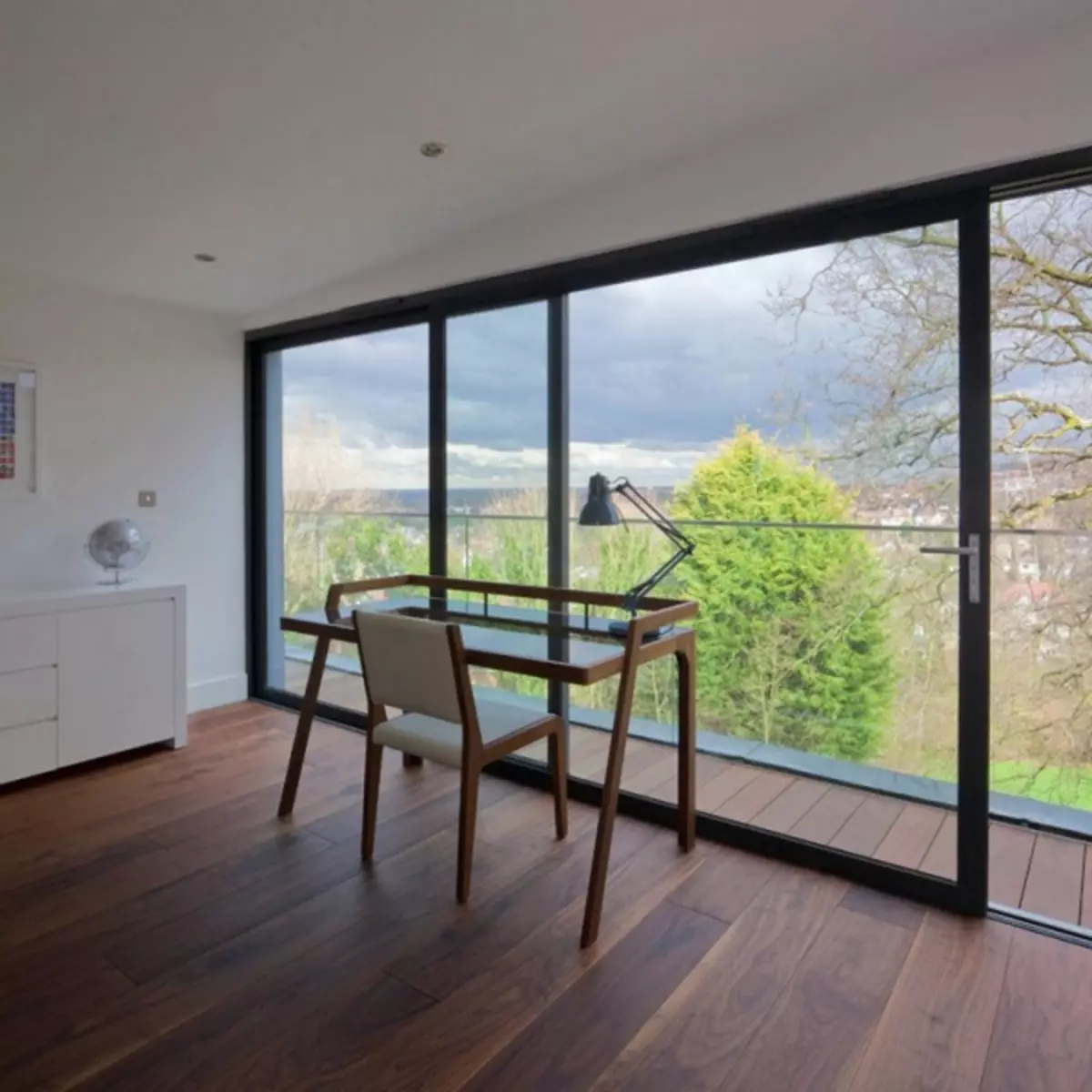 Panoramesch Fensteren am Interieur: Raum am Haus an Optiounen fir Framung a Gebrauch am Design vum Appartement (47 Fotoen)