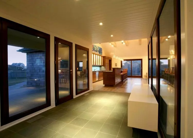 หน้าต่างพาโนรามาในการตกแต่งภายใน: พื้นที่ในบ้านและตัวเลือกสำหรับการทำกรอบและใช้ในการออกแบบอพาร์ทเมนท์ (47 รูป)