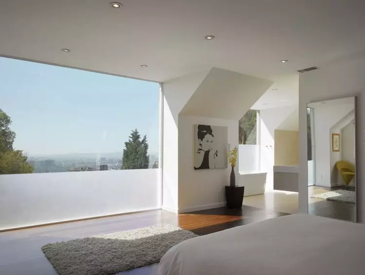 Panoramesch Fensteren am Interieur: Raum am Haus an Optiounen fir Framung a Gebrauch am Design vum Appartement (47 Fotoen)