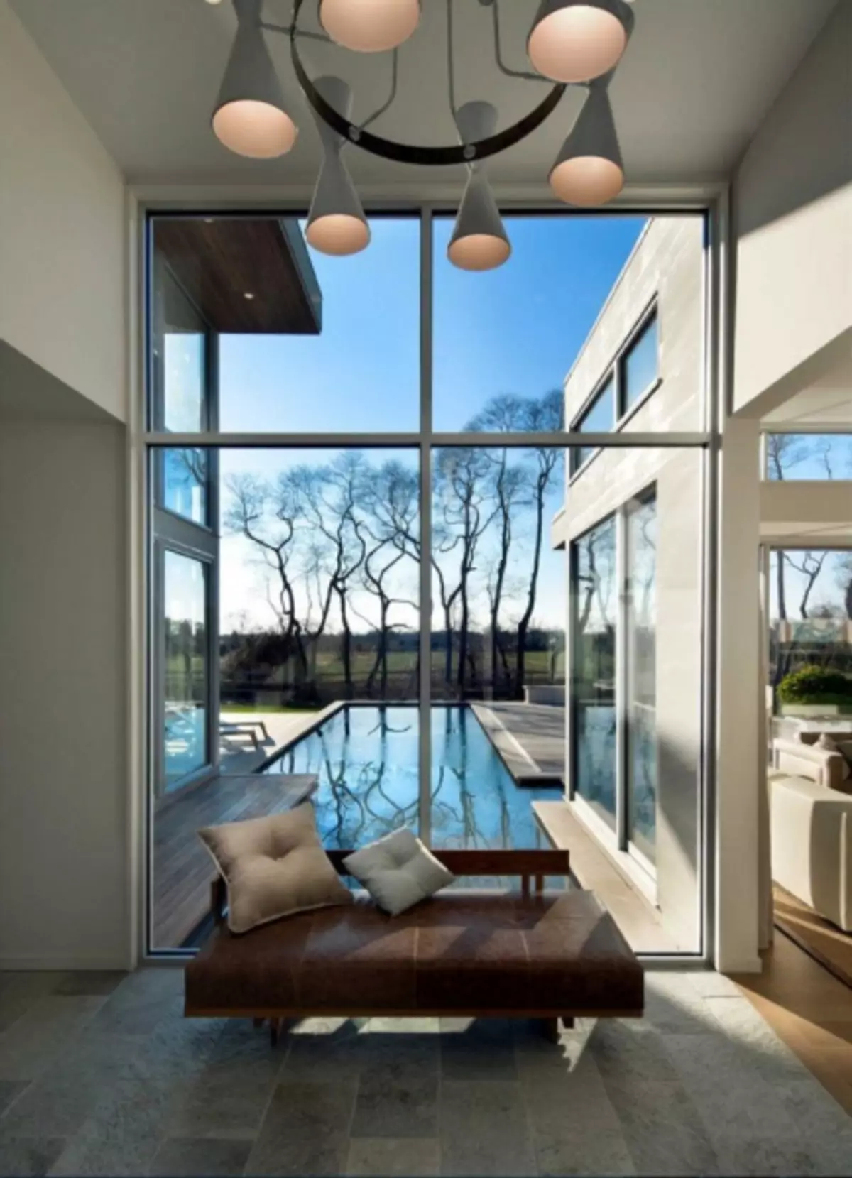 インテリア内のパノラマ窓：家の中のスペースとアパートのデザインでの使用のためのオプション（47写真）