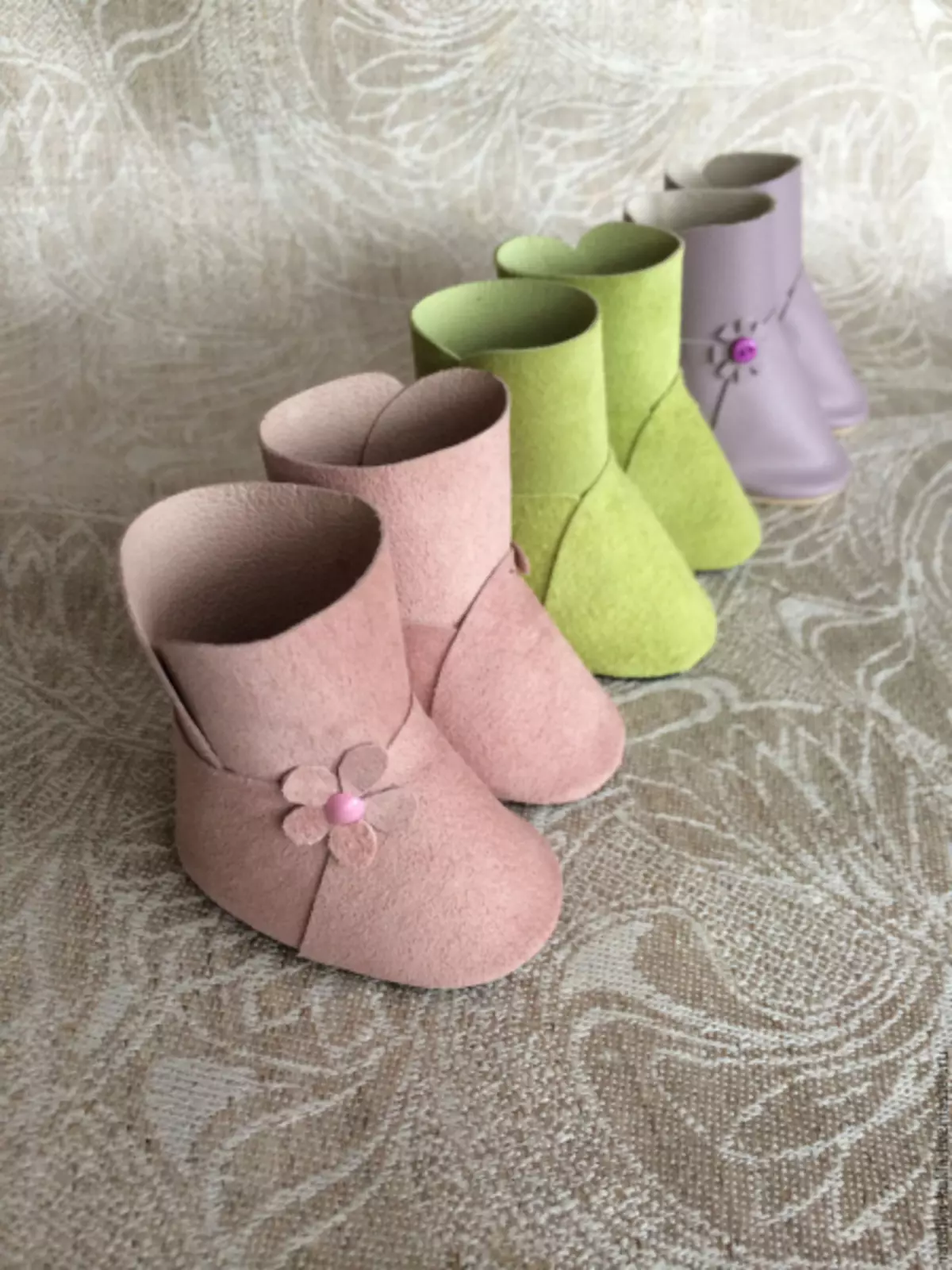 Čevlji za lutke s svojimi rokami s semiškimi vzorci