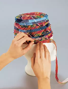 Как да шият шапка с полета със собствените си ръце: модел с описание