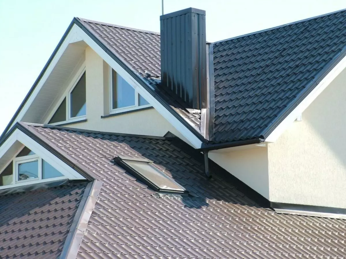 Metalen tegel: hoe te kiezen van hoogwaardig en mooi dakwerkmateriaal