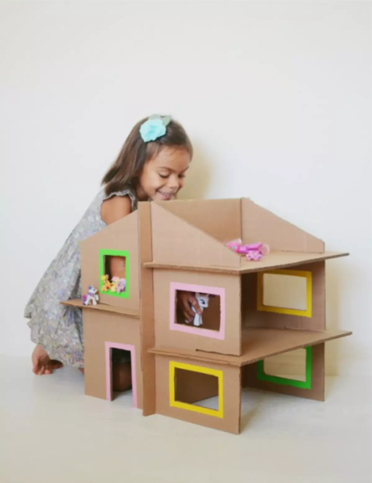 Dollhouse pour Barbie avec ses propres mains avec des photos et une vidéo
