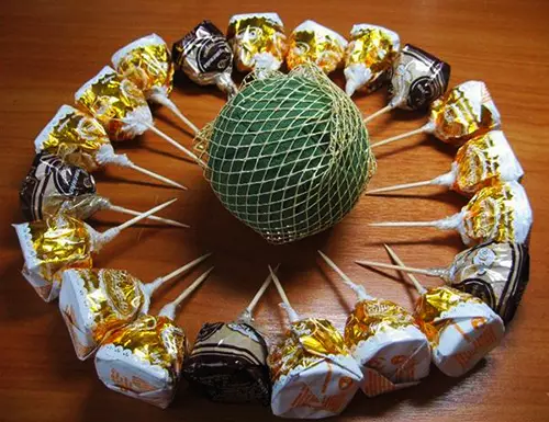 Bola de fútbol feita de doces coas súas propias mans: clase mestra con foto