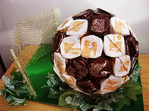 Futbola bumba, kas izgatavota no saldumiem ar savām rokām: maģistra klase ar fotoattēlu