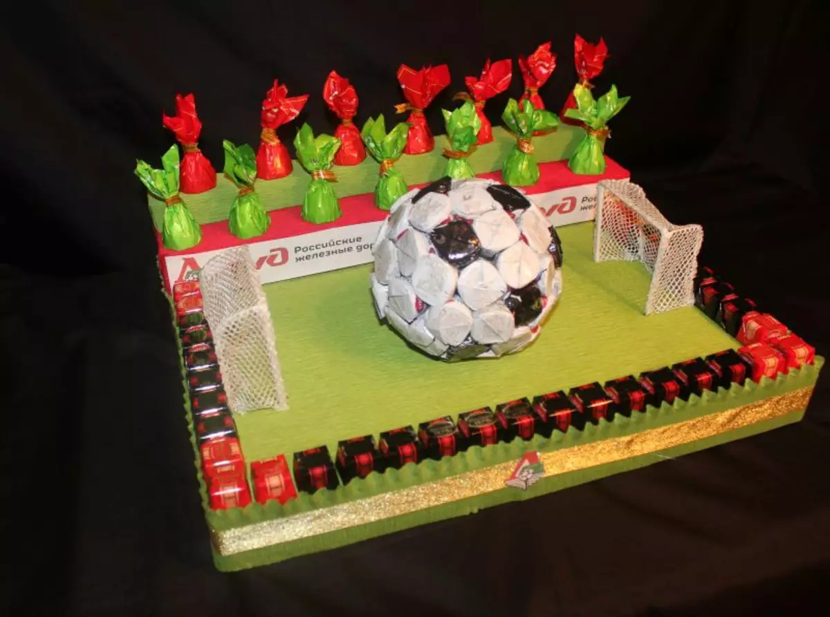 Futbola bumba, kas izgatavota no saldumiem ar savām rokām: maģistra klase ar fotoattēlu