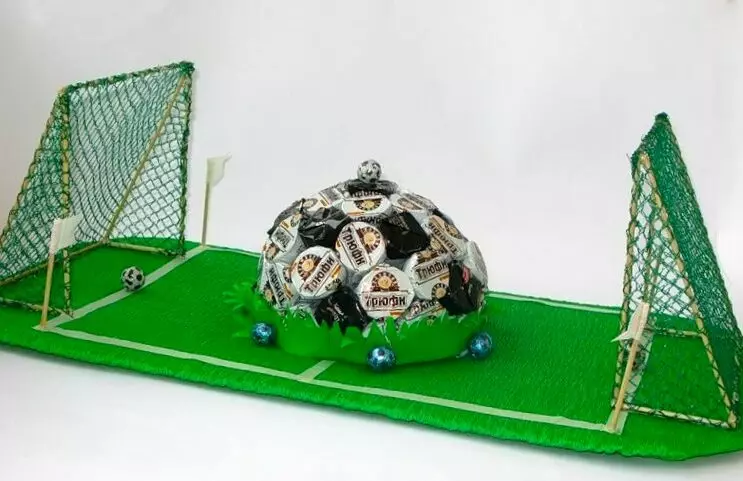 Bola de fútbol feita de doces coas súas propias mans: clase mestra con foto