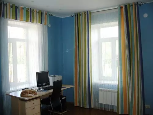 Comment choisir des rideaux pour des plafonds bas et faire visuellement la salle ci-dessus