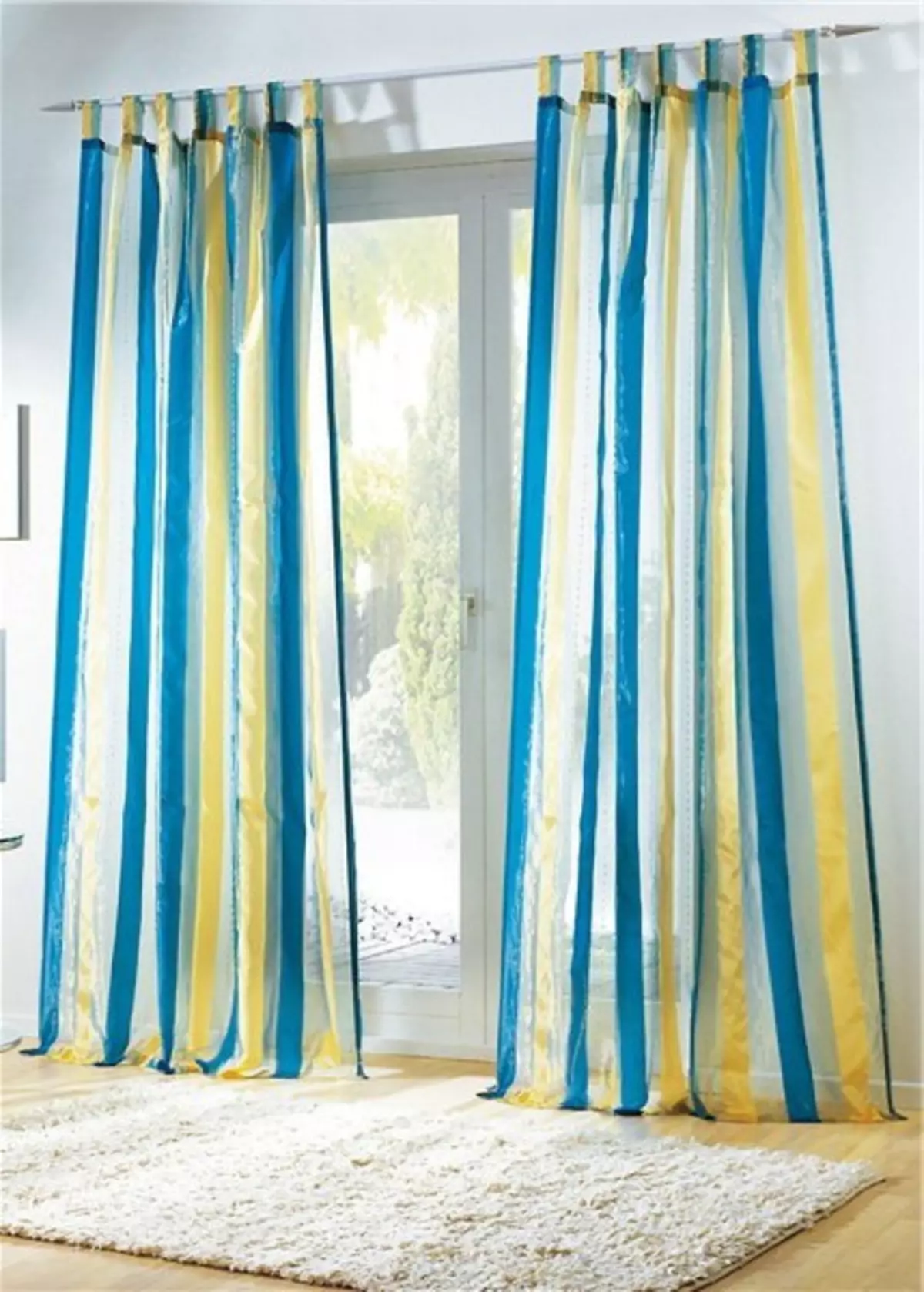 So wählen Sie Vorhänge für niedrige Decken aus und machen das Zimmer visuell darüber