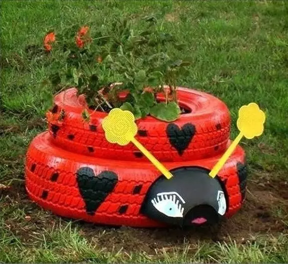 ویڈیو اور تصاویر کے ساتھ اس کے ہاتھوں سے ٹائر سے Ladybug