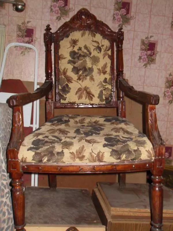 Wie ursprünglich und schön, um antike Möbel im Inneren einzutreten