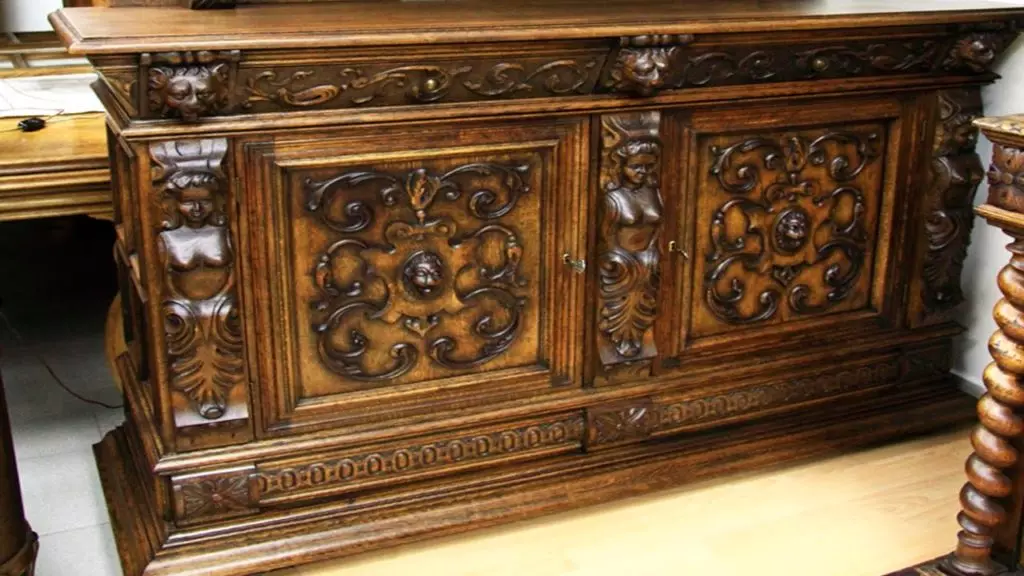 Hur ursprungligen och vackert att komma in i antika möbler i inredningen