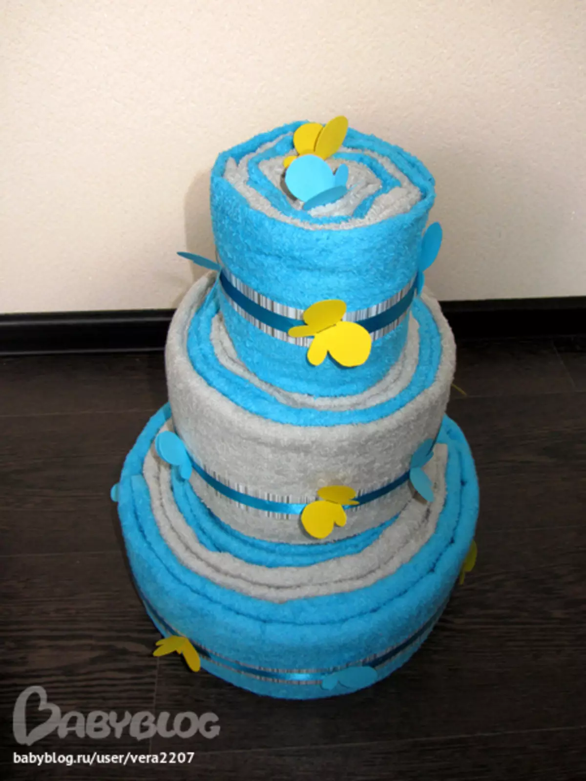 Tårta från handdukar gör det själv steg för steg på ett bröllop med ett foto
