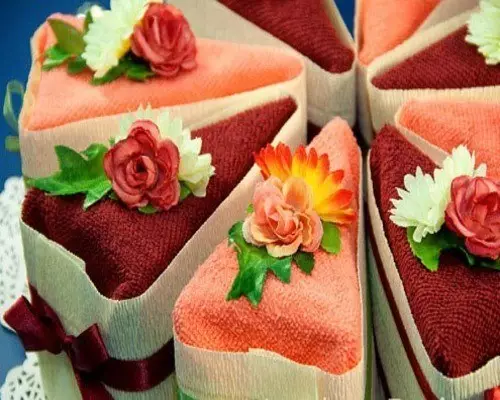 Cake ji Towels Vê xwe bavêjin ser gavek li ser dawetek bi wêneyek