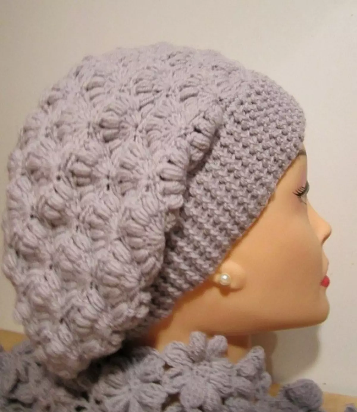 Нақшаи Beret зимистон бо crochet ва тавсифи зарбаи бо аксбардорӣ бо акс