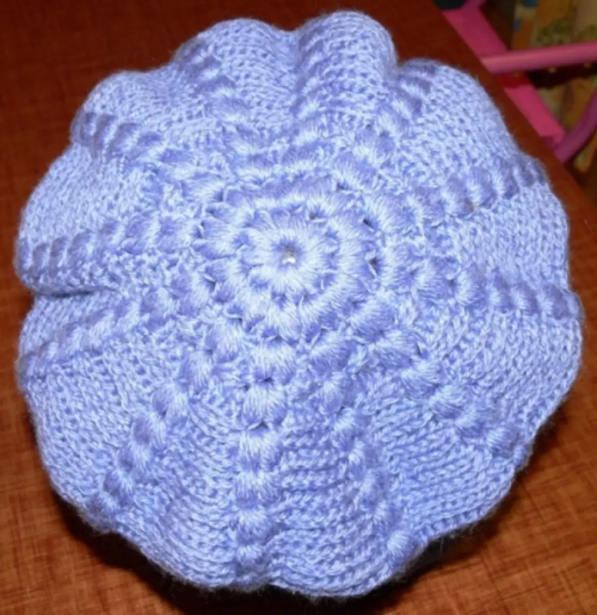 Scheme of Beret Winter bi Crochet û ravekek ji stûnek knitting bi wêneyek
