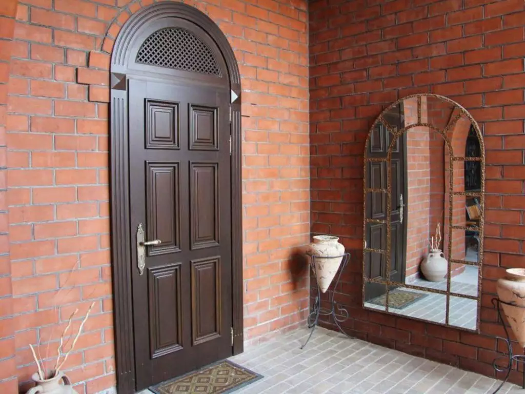 Quines portes són millor, importades o domèstiques? Característiques de l'elecció de productes russos i estrangers