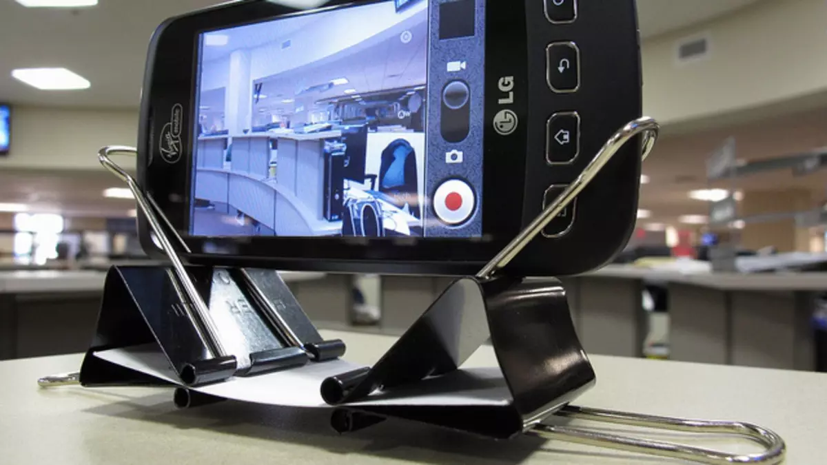 Stand for a smartphone with your hands from the clips and paper